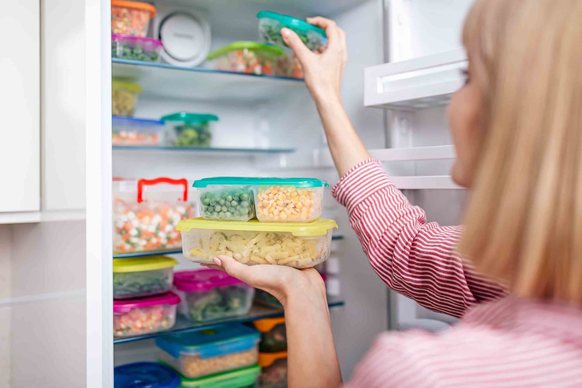 Дав холодильник. Женщина кладет контейнер с едой. Порядок в морозилке идеи фото. Холодильник для цветов фото. Девушка кладет контейнер.