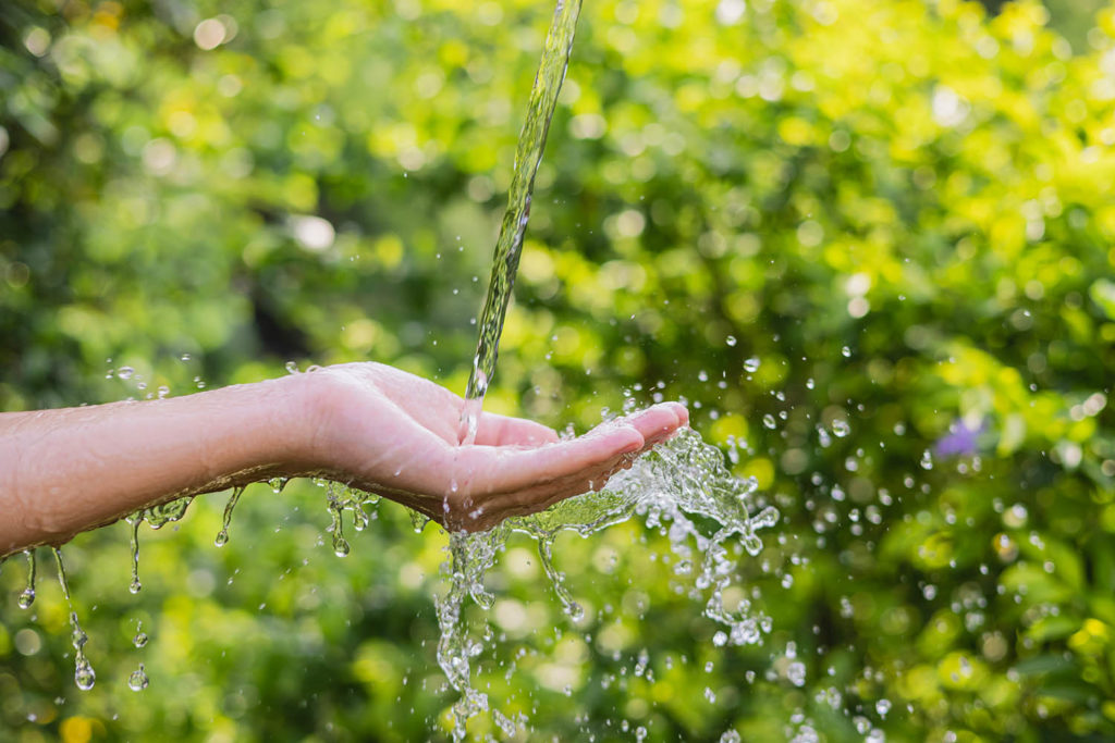 Les raisons pour lesquelles on doit récupérer ses eaux de pluie 