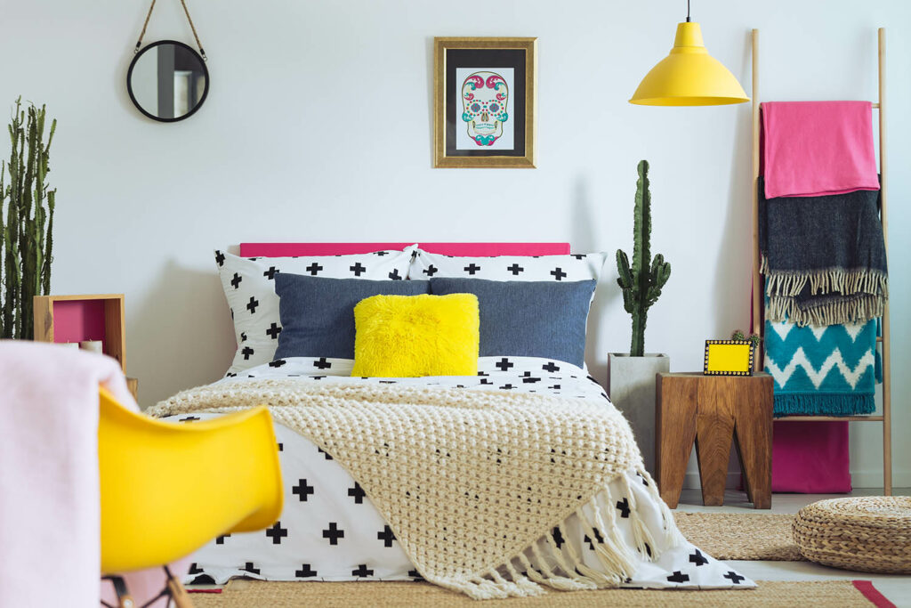 Comment utiliser les textiles pour ajouter du caractère à votre chambre à coucher ? 