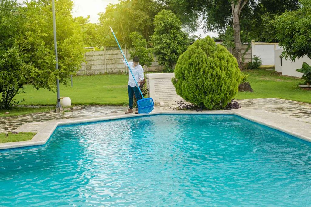 Comment Bien Entretenir l’Eau de Sa Piscine : Conseils et Astuces