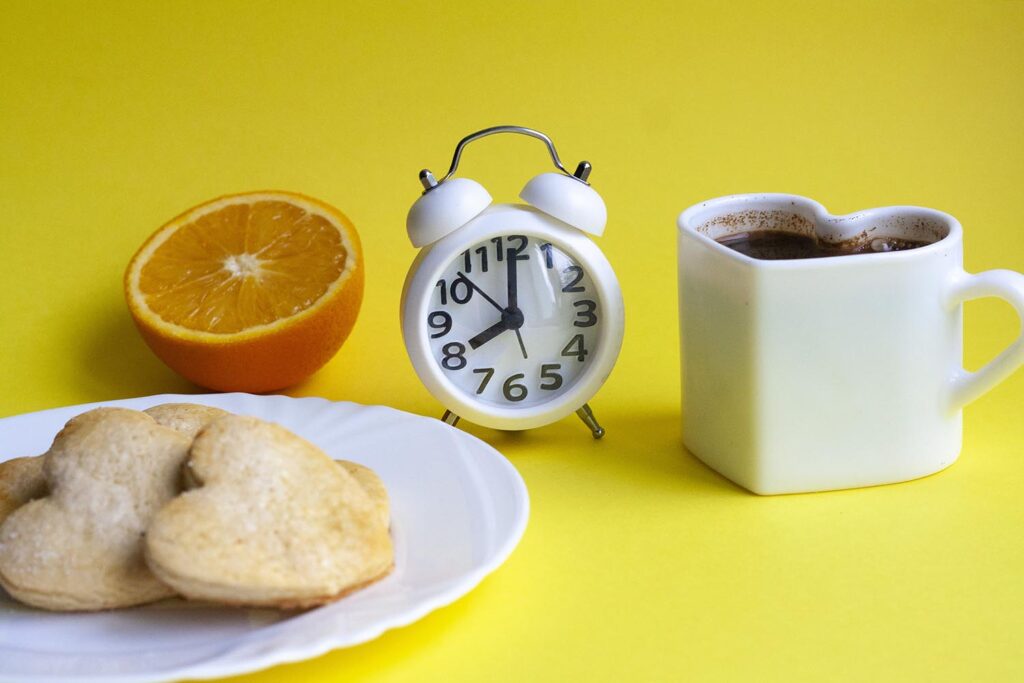 Réveillez-vous pour la réussite : Les étapes cruciales d’une routine matinale productive