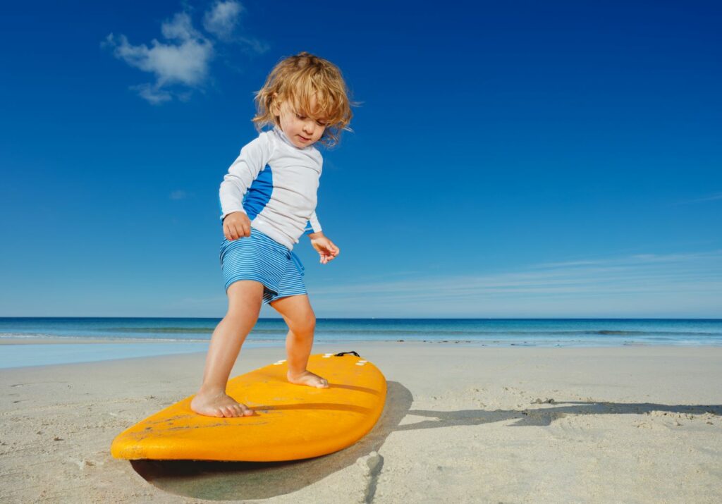 Assurer la sécurité des enfants en bord de mer : conseils essentiels pour des vacances sereines